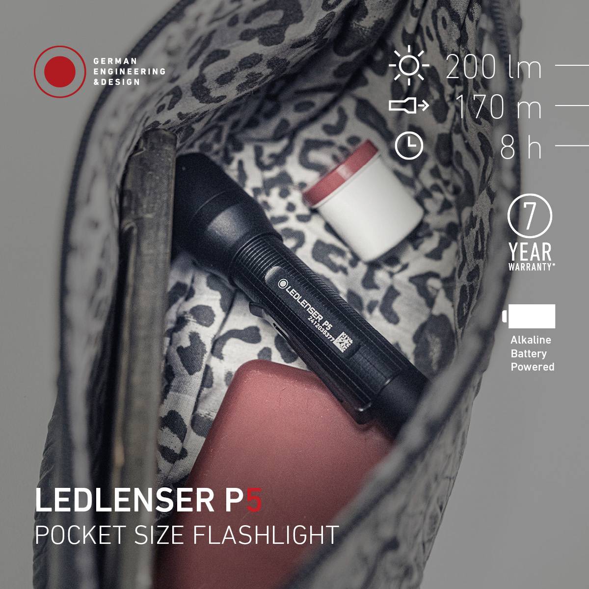 'LEDLENSER P5 compacte zaklamp' ligt in een tas. Helderheid: 200 lm, Bereik: 170 m, Looptijd: 8 u, 7 jaar garantie.