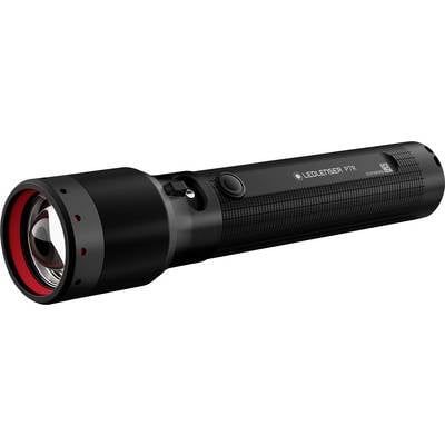 Een zwarte LED-zaklamp met een gestructureerde grip en rode accenten op de lens. Het merk 'LED Lenser' en model 'P7R' zijn aan de zijkant gedrukt.