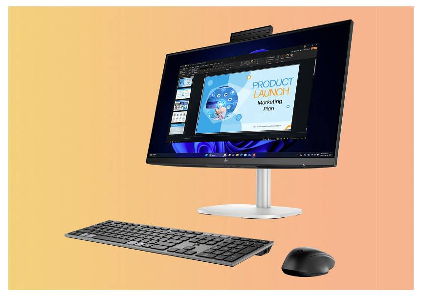 Een computermonitor toont een presentatiedia voor een 'Productlanceringsmarketingplan', met een toetsenbord en muis ervoor, tegen een oranje achtergrond.