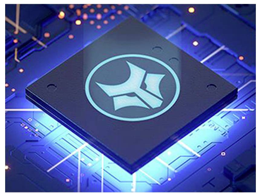 Een oplichtende microchip met een geometrisch logo op een blauwe printplaatachtergrond, die geavanceerde technologie of innovatie symboliseert.