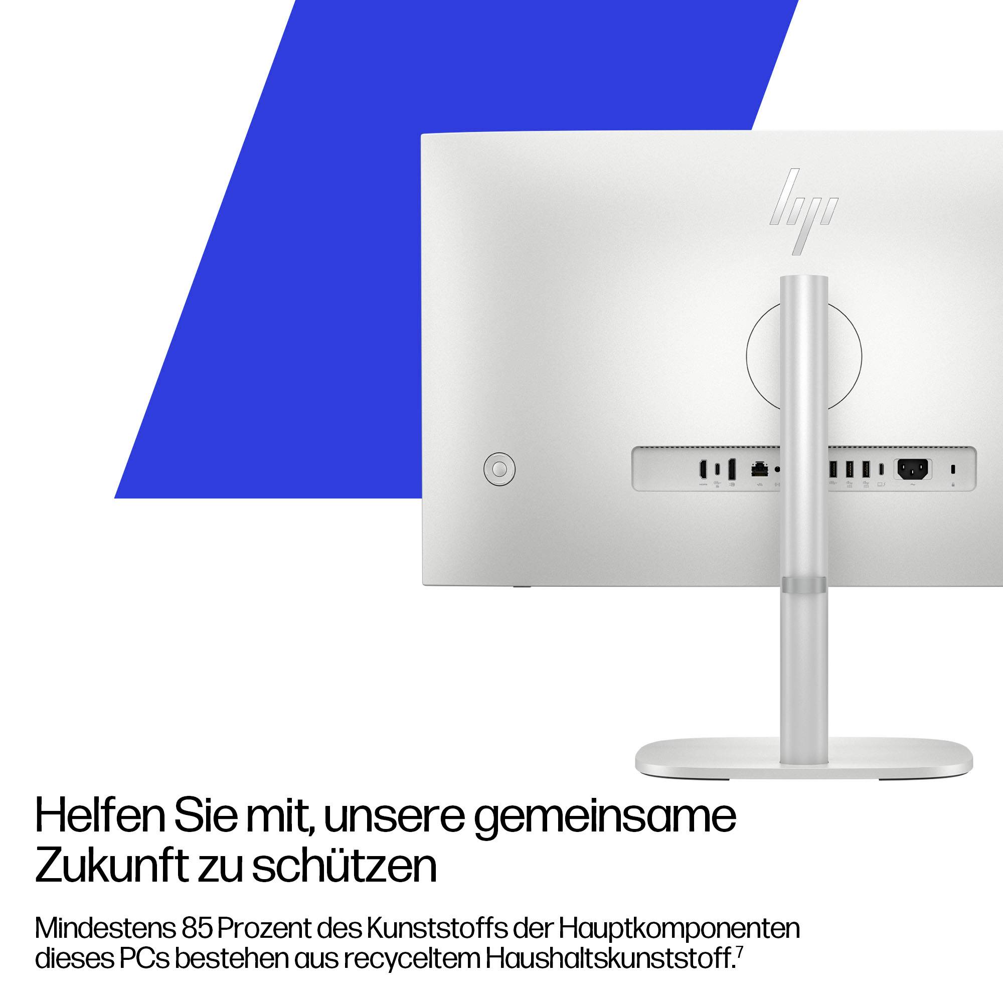 Een zilveren HP-computermonitor op een standaard met een blauwe geometrische achtergrond. Duitse tekst benadrukt duurzaamheid in productmaterialen.