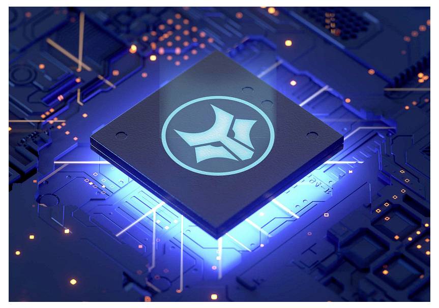 Een stralende computerchip met een gestileerd logo op een printplaat, die technologie en innovatie symboliseert.