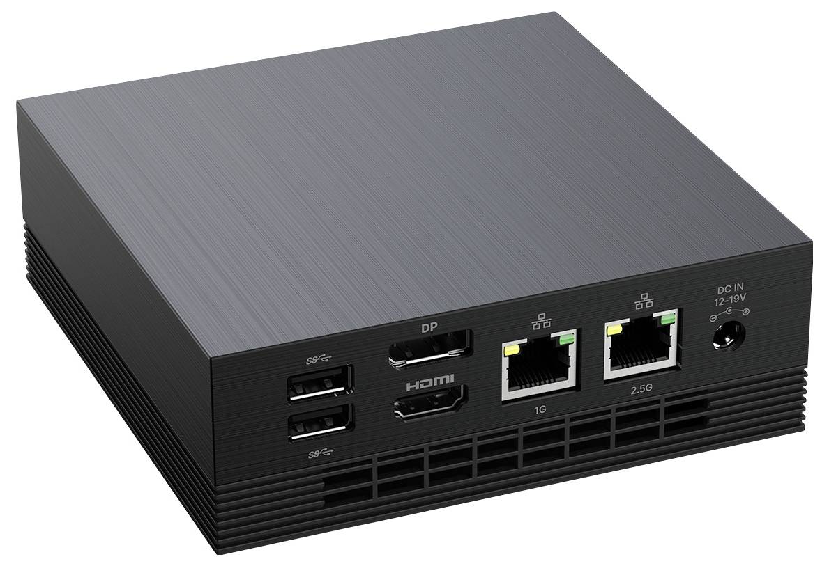 Een zwart elektronisch apparaat met meerdere poorten, waaronder USB, HDMI, DisplayPort en twee Ethernet-poorten (1G en 2,5G).