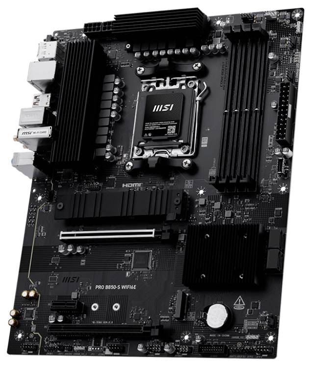 Een zwarte MSI PRO B650-S WIFI4E moederbord met meerdere warmteafleiders, een CPU-aansluiting en verschillende aansluitpoorten voor elektronische componenten.