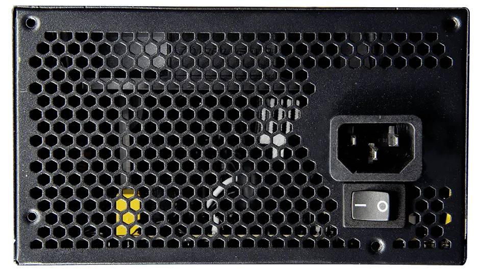 Een zwarte computer-voedingseenheid met een zeshoekig ventilatierooster en een aan/uit-schakelaar naast een stopcontact aan de rechterkant.