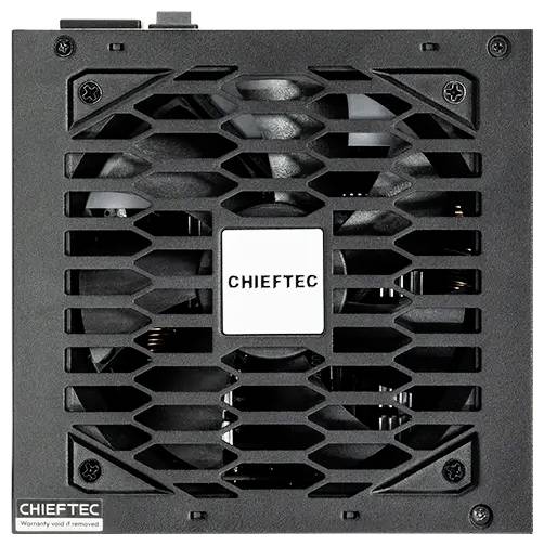 Een zwarte Chieftec computervoeding met een zichtbare ventilator en honingraatrooster. Het logo staat gecentreerd met garantie-informatie onderaan.