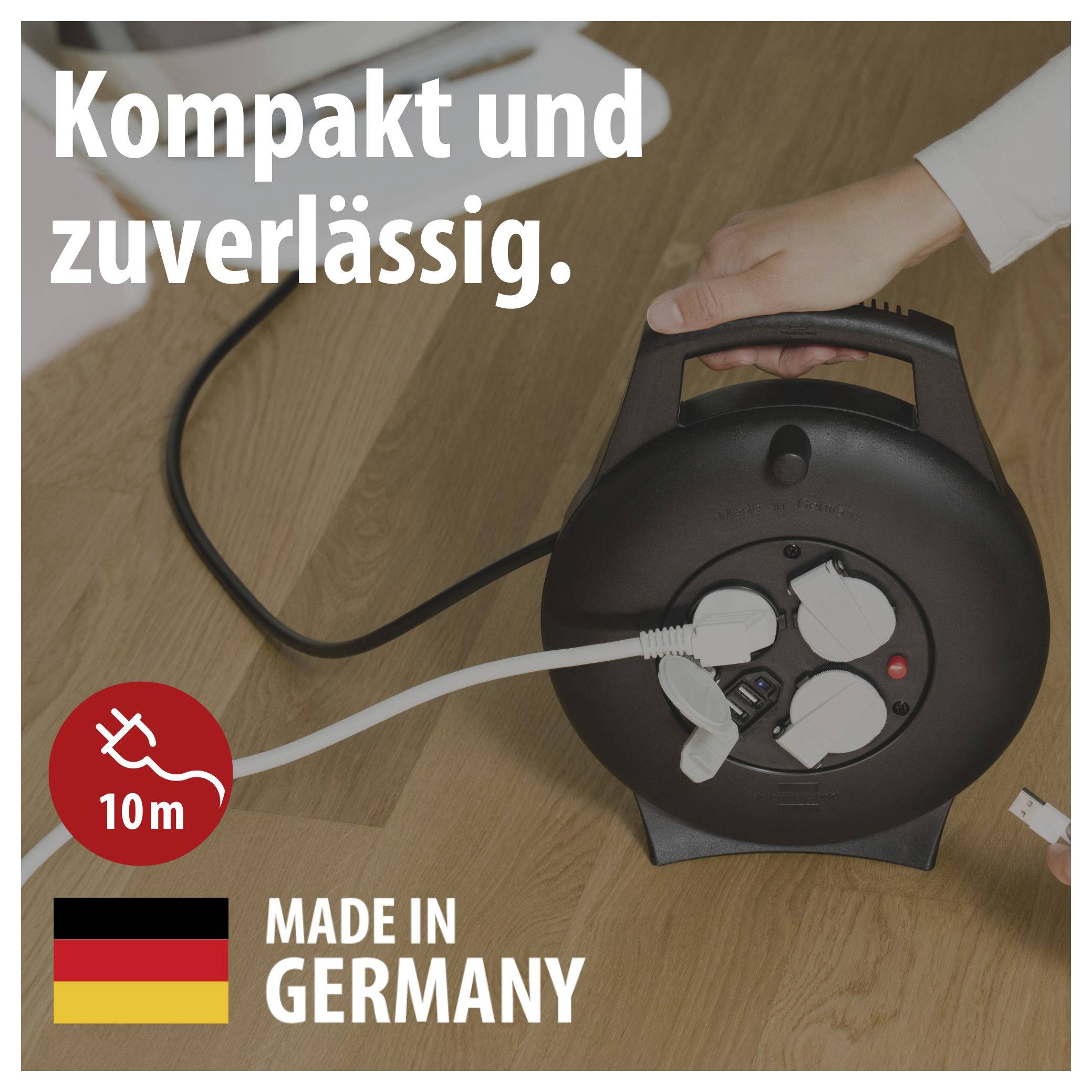 Compacte kabelspoel op houten vloer, vastgehouden door één hand; opdruk 'Compact en betrouwbaar.', 10 m en 'Made in Germany'.
