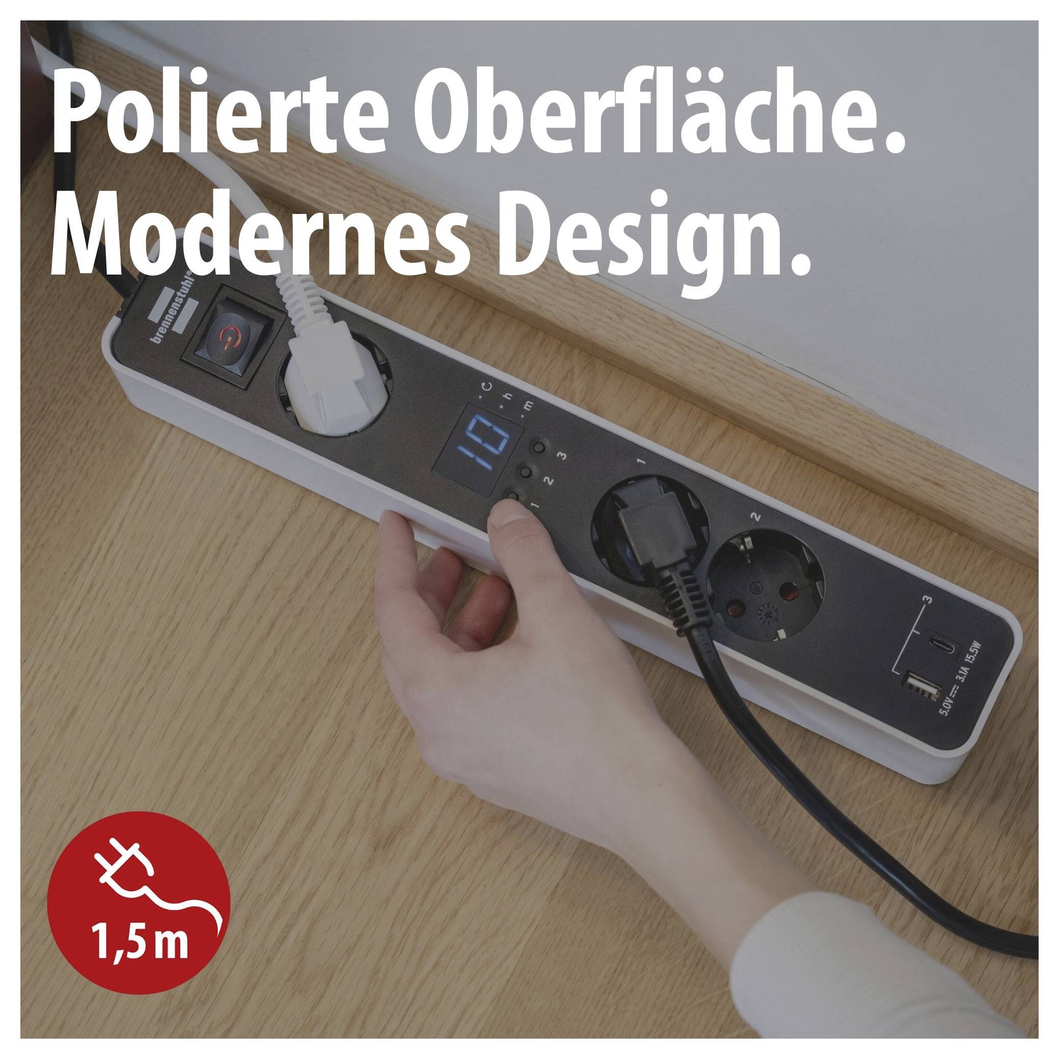 Stekkerdosenstrip met glad oppervlak op houten tafel; hand steekt een kabel in. Tekst: 'Gepolijst oppervlak. Modern design.' en symbool '1,5 m'.
