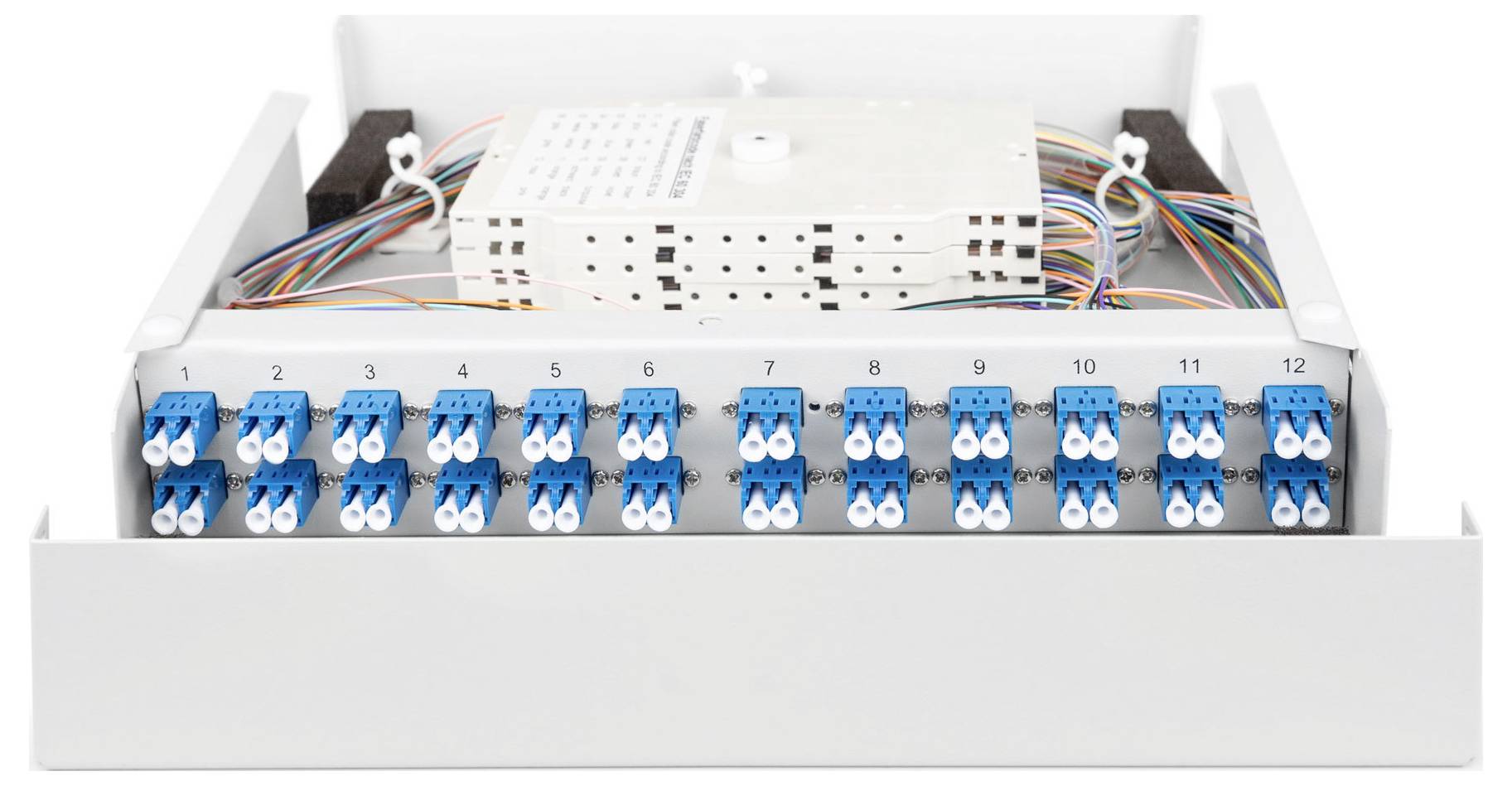 Een glasvezel distributie-paneel met meerdere blauwe connectorpoorten en kleurrijke kabels, gebruikt voor netwerkaansluitingen en gegevensbeheer.