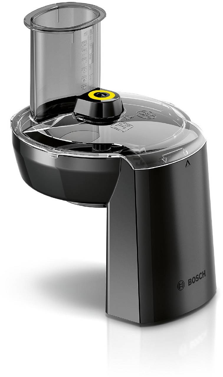 Een zwarte Bosch keukenmachine met een transparante deksel en een hoge invoerbuis, ontworpen voor het efficiënt raspen, snijden en verkleinen van ingrediënten.