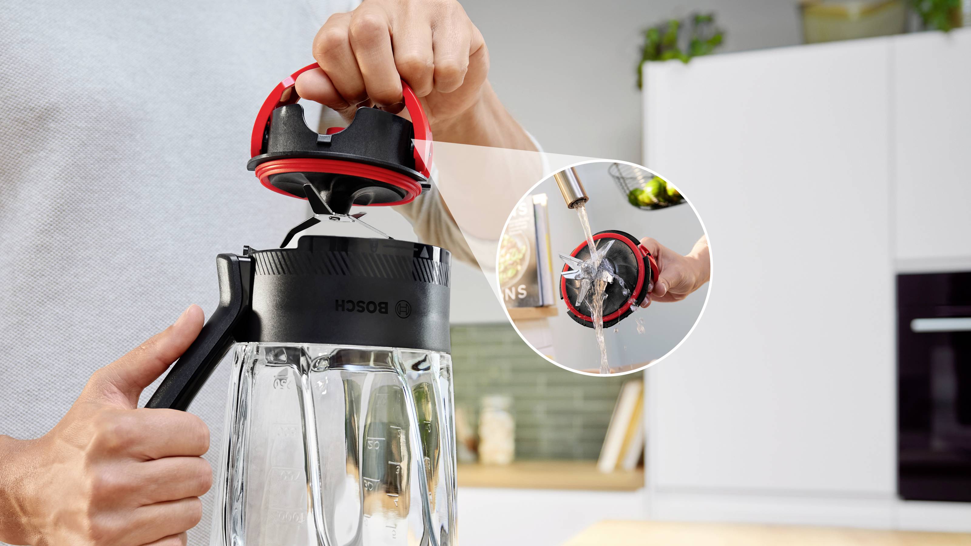 Een persoon houdt een blender in een keuken, waarbij hij de eenvoudige reiniging demonstreert door het deksel onder de kraan af te spoelen, zoals weergegeven in een cirkelvormige inzet.