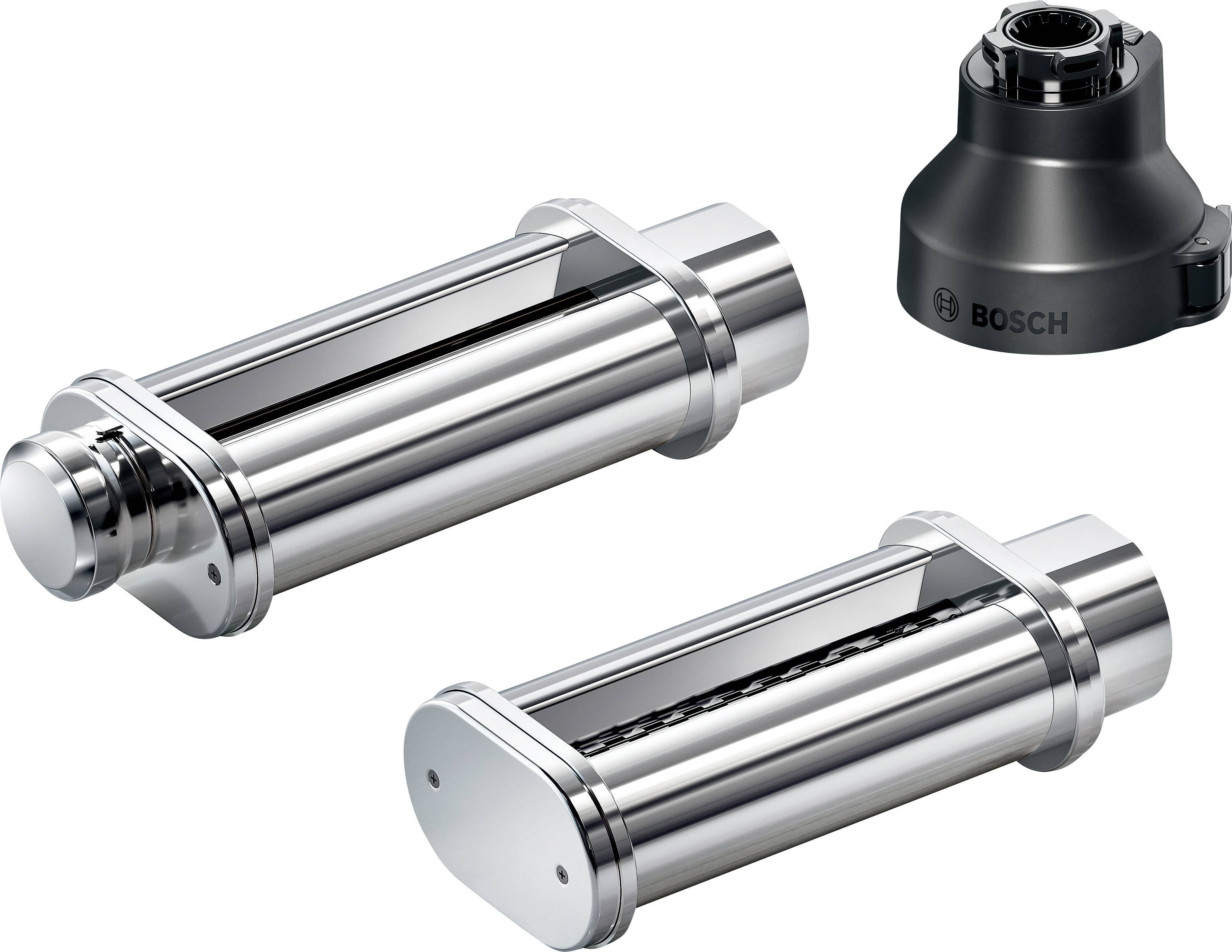 Drie metalen keukenapparaat-accessoires voor het maken van pasta: twee rollerattachments voor verschillende pastadiktes en een afzonderlijk bevestigingsonderdeel.