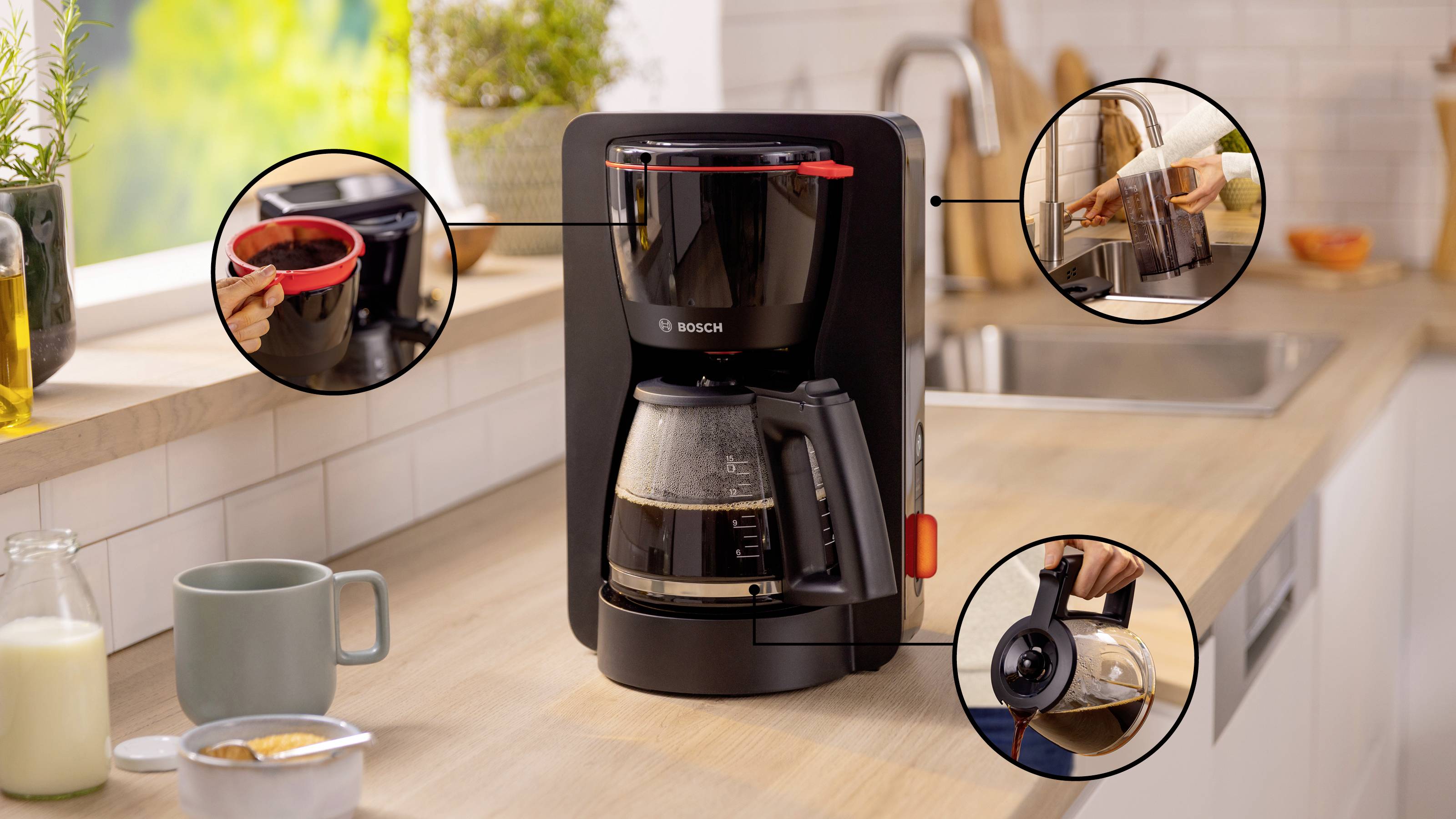 Een zwarte koffiemachine op een aanrecht, met focuscirkels die het toevoegen van koffiedrab, het inschenken van water en het druppen van koffie in de pot laten zien.