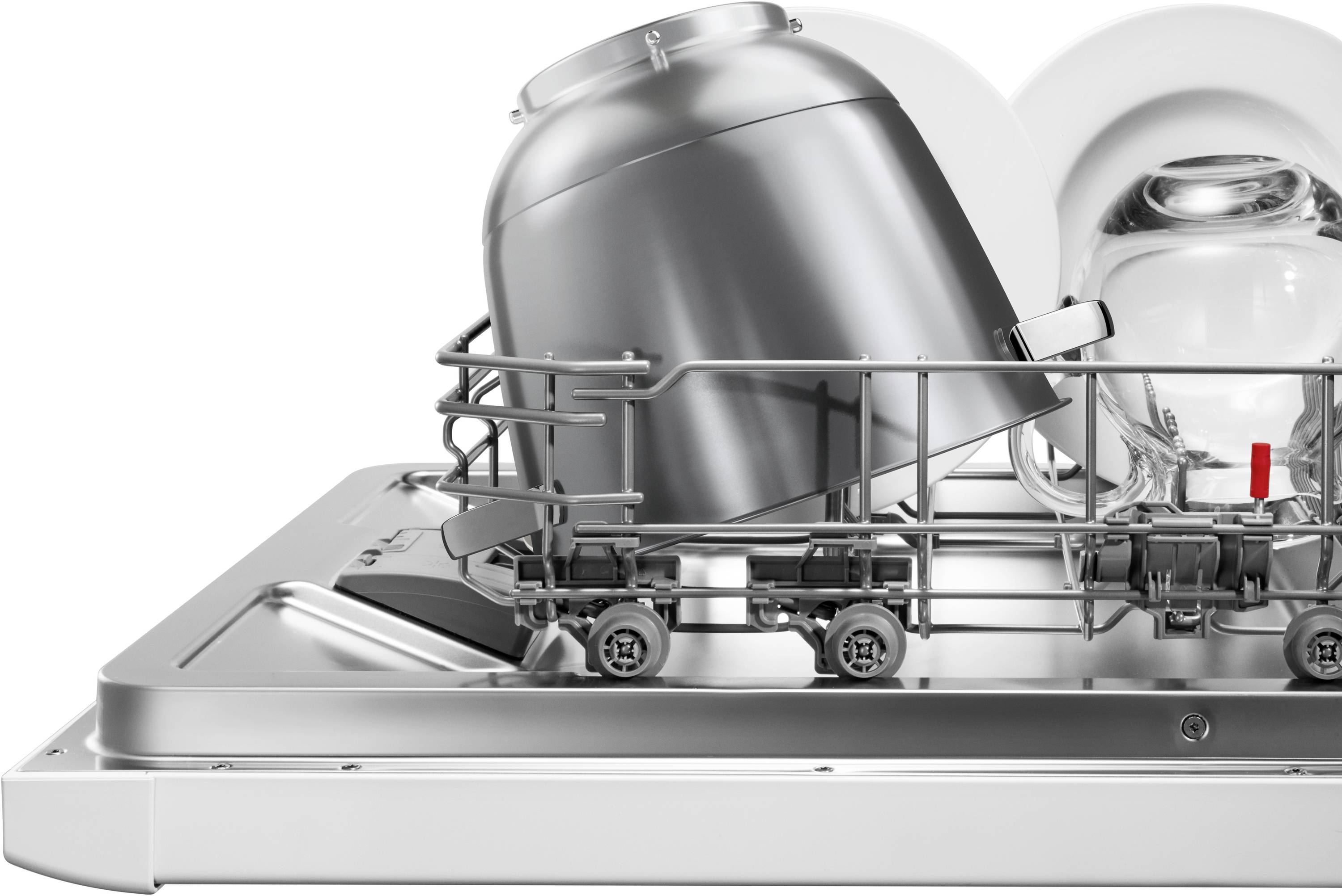 Een vaatwasrek met een grote metalen pan, een glazen mok en twee witte borden. De nadruk ligt op de efficiënte ruimtebenutting.