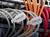 Kabels met de labels 'Kabel-01' en 'Kabel-02' aangesloten in een serverruimte, wat de netwerk-organisatie en connectiviteit benadrukt.
