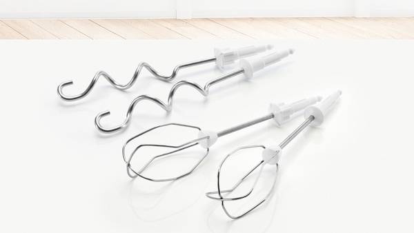 De afbeelding toont twee sets mixeraccessoires op een witte ondergrond: één set met draadgarde en de andere met deeghaak, beide bedoeld voor keukenmixers.