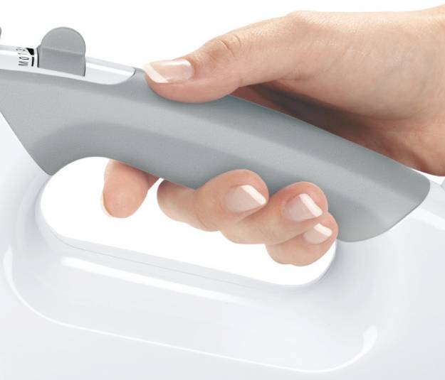 Een hand omklemt een lichtgrijze handgreep, wat gebruiksgemak aantoont. De nadruk ligt op ergonomisch ontwerp, waarbij comfortabele bediening wordt benadrukt.