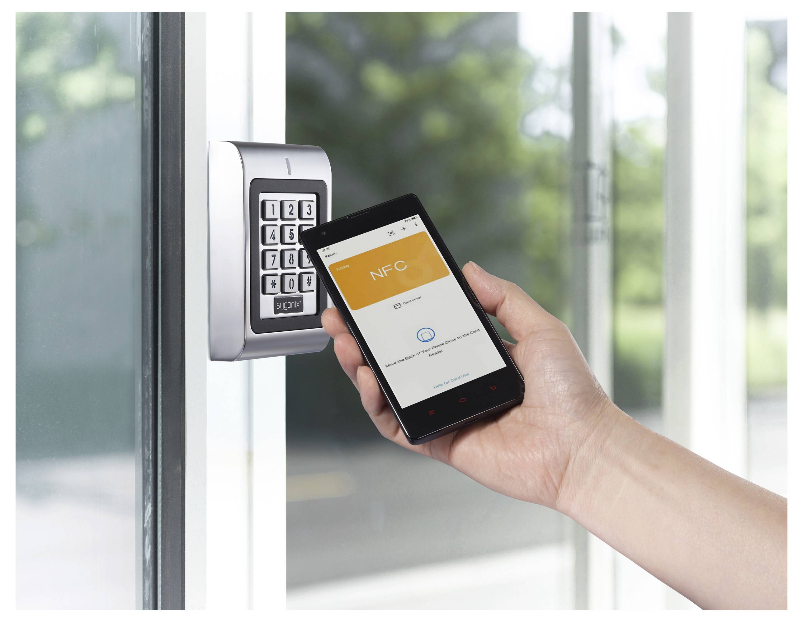 Een persoon houdt een smartphone met een NFC-app in de buurt van een toetsenbord om een deur te ontgrendelen, wat contactloze toegangstechnologie demonstreert.