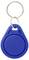 Een blauwe sleutelhanger met een cirkelvormig ontwerp en een bijbehorende metalen sleutelring.