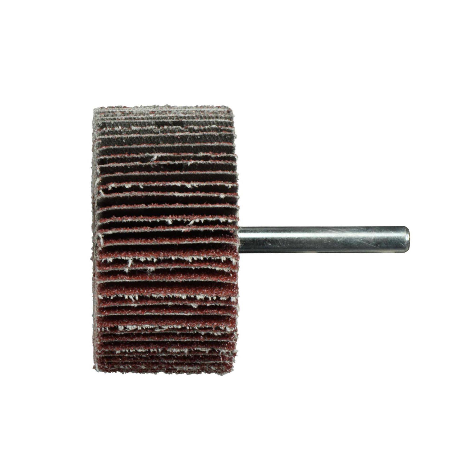 Een cilindrische schuurtoevoeging met een metalen steel, voorzien van meerdere overlappende schuurbladen, gebruikt voor het gladmaken van oppervlakken.