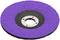 Een gestructureerde, circulaire schuurschijf met een paarse oppervlakte, een centraal gat en een metalen binnenring, gebruikt voor schuren of polijsten.