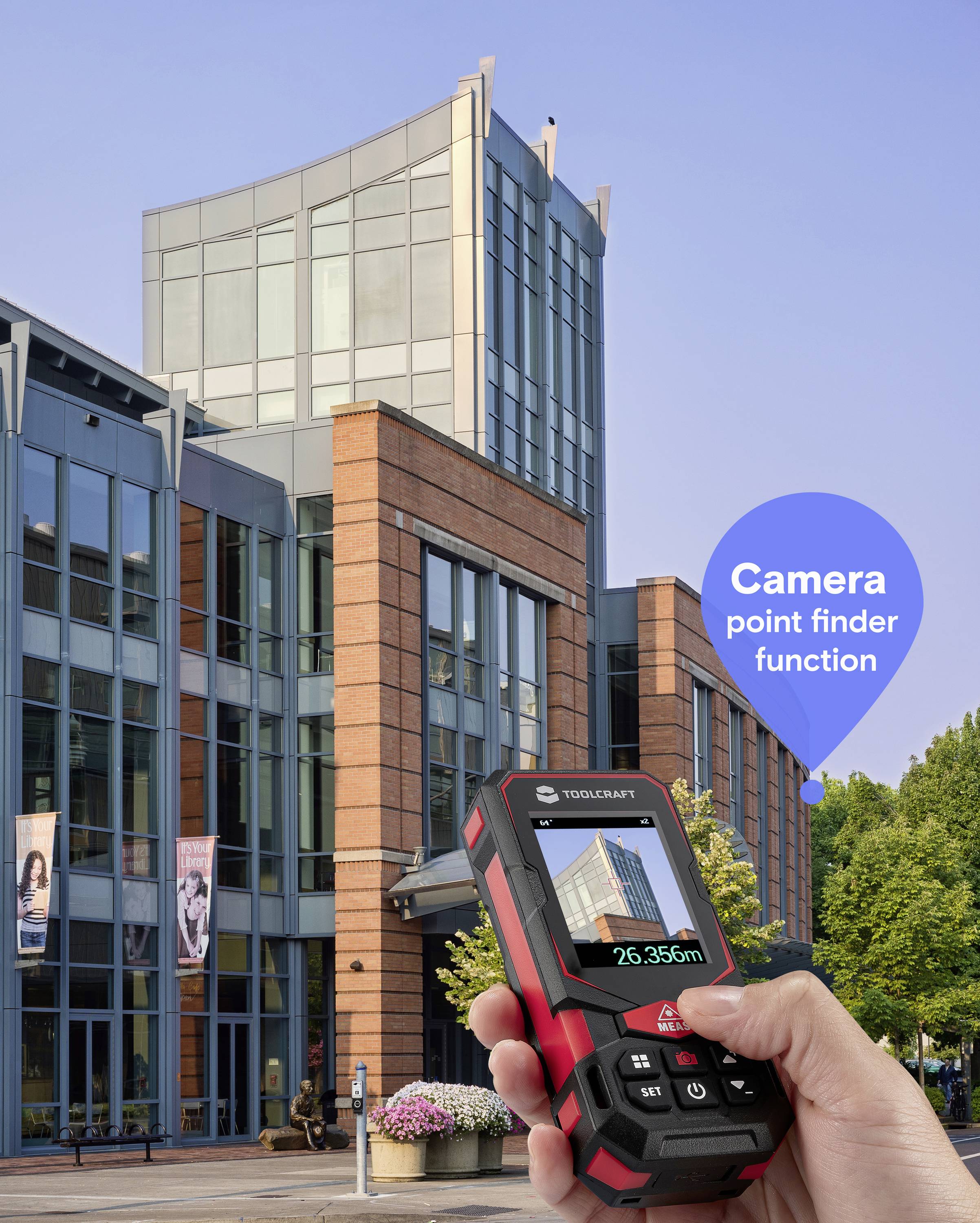 Handheld lasermeter die een gebouw op het scherm toont, met een label met de tekst 'Camera-zoekpuntfunctie' die de functie markeert.