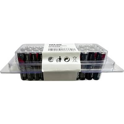 Een transparante plastic doos met verschillende AA-batterijen, bevestigd met een witte papieren band waarop recyclingsymbolen en een streepjescode staan.