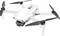 Een witte quadcopter drone met vier propellers en een naar voren gerichte camera, die een compacte en strakke ontwerp laat zien dat geschikt is voor luchtfotografie.
