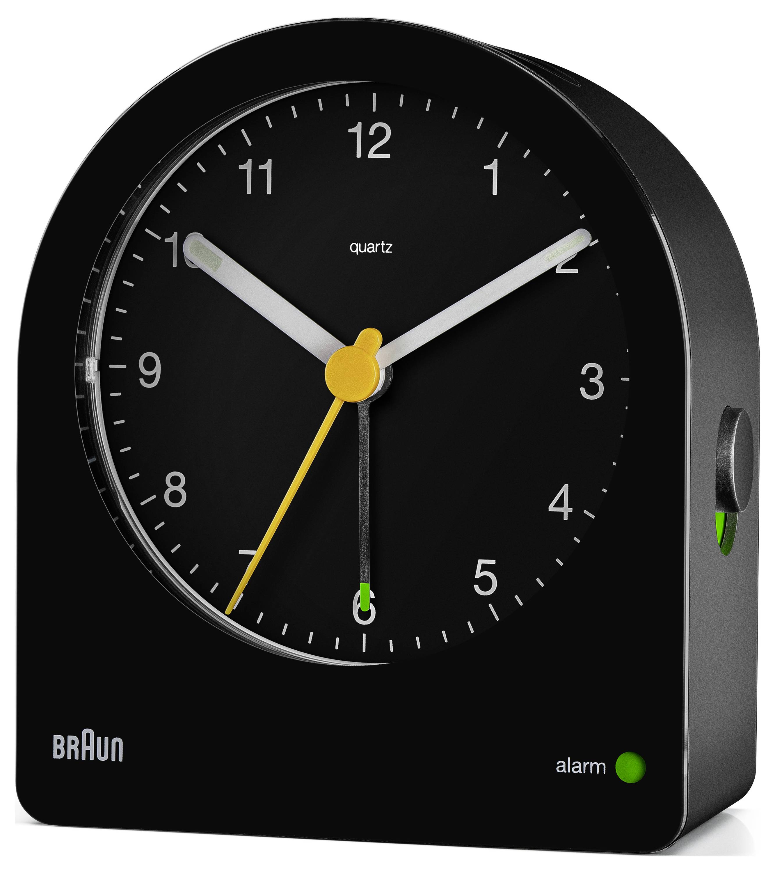 Een zwarte Braun analoge wekker met een witteuurwijzer, gele minutenwijzer en oranje secondenwijzer geeft 7:08 aan. Hij heeft een alarmknop.