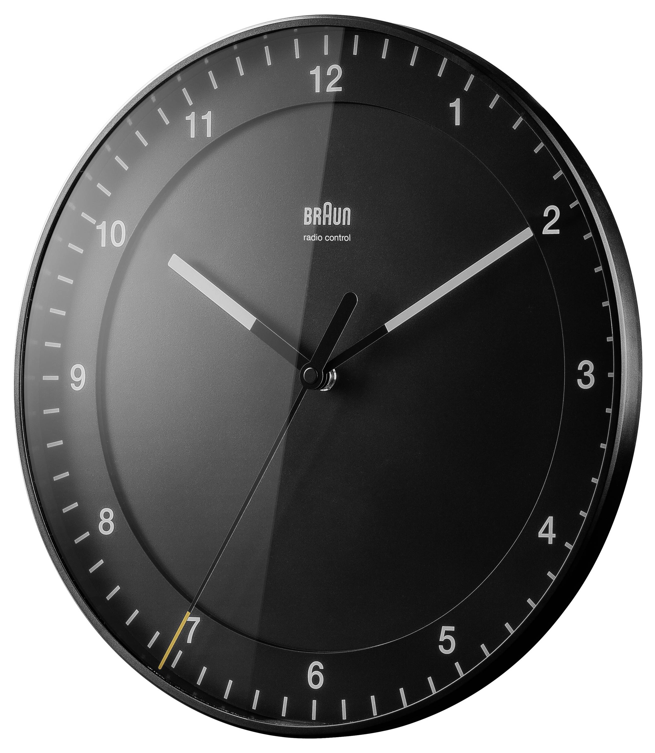 Een zwarte wandklok met witte uur- en minutenwijzers en een gele secondewijzer, die de tijd weergeeft rond 10:11.