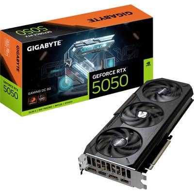 'GIGABYTE GeForce RTX 5050 GAMING OC 8G' videokaart met drie ventilatoren, naast de verpakking met productafbeelding en merklogo.