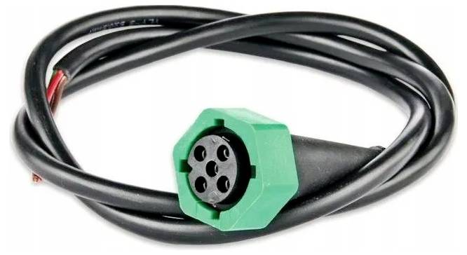 Een zwarte kabel met een groene, multi-pin connector aan het uiteinde, opgerold in een losse lus. Het lijkt een data- of stroomkabel te zijn.