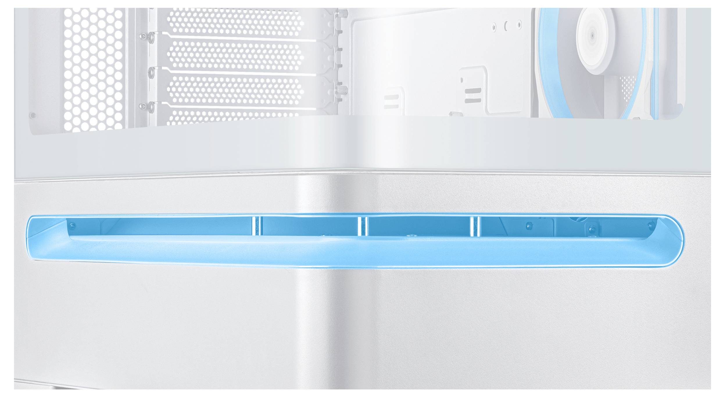 Een close-up van een metalen oppervlak met een sleuf voorzien van een blauwe LED-lichtstrip, onderdeel van een computerkast met zichtbare ventilatieopeningen.