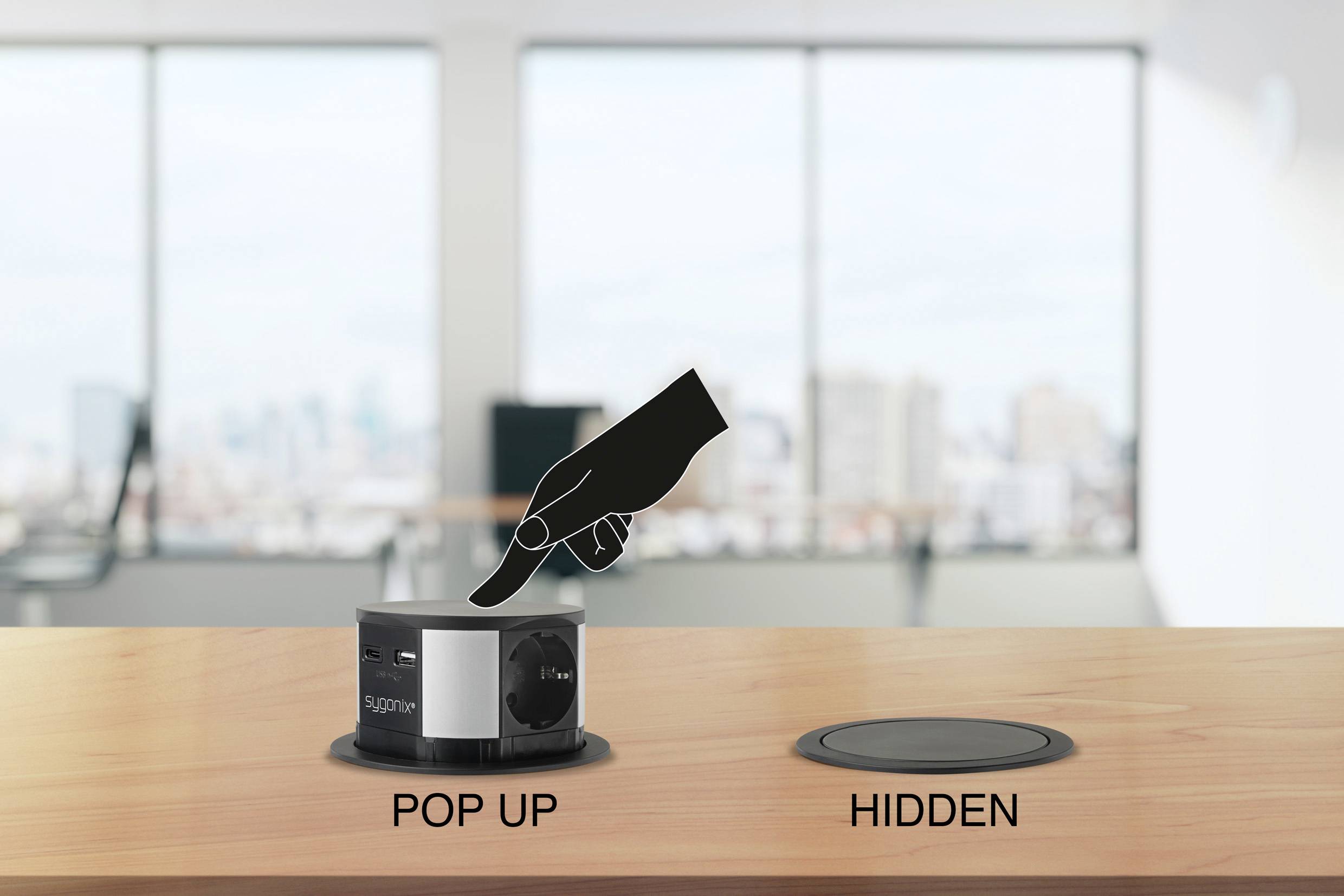 Een hand drukt een pop-up contactdoos op een bureau, voorzien van het label 'POP UP', waarbij de poorten zichtbaar worden. Een andere gleuf is gelabeld 'HIDDEN', waarbij de gesloten toestand wordt getoond. Kantoorachtergrond.