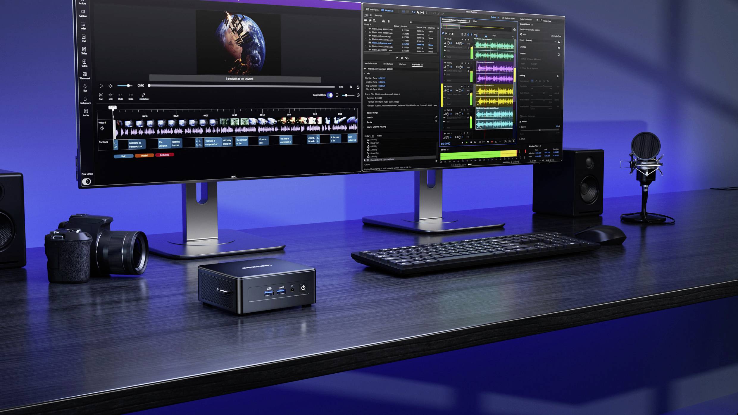 Een moderne bureauopstelling met twee monitoren die video- en audio-bewerkingssoftware tonen, een kleine CPU, een camera, speakers, toetsenbord en microfoon.