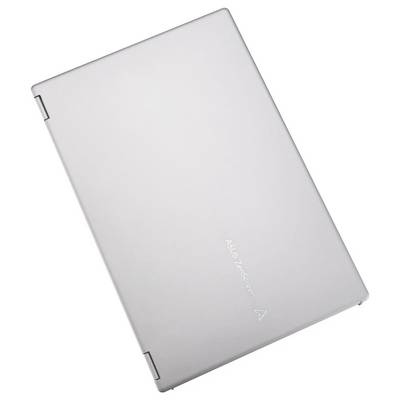 Een zilveren laptop, gesloten en gezien van bovenaf, toont de merknaam 'ASUS ZenBook' en een klein driehoekig design nabij de scharnier.