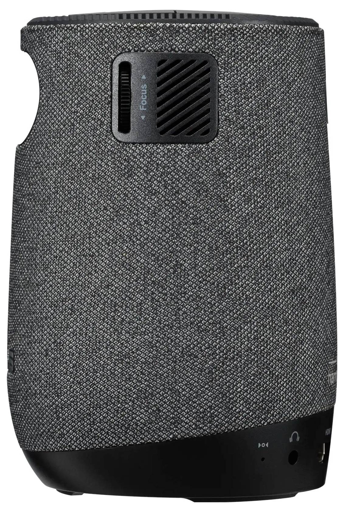 Een zwarte, cilindrische draagbare speaker met een gestructureerde stoffen buitenkant, voorzien van bedieningsknoppen en poorten aan de zijkant.