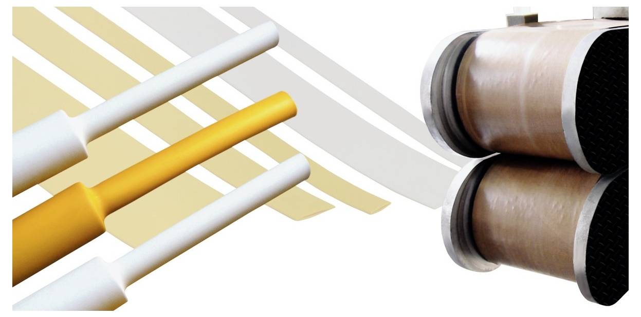 Geïsoleerde draden en een haspel koperdraad weergegeven tegen een achtergrond van abstracte diagonale lijnen, die elektrische connectiviteit suggereren.
