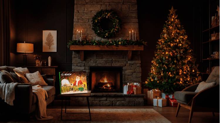Een gezellige woonkamer met een brandende open haard, een versierde kerstboom, cadeaus en zachte verlichting. Een gezelschapsspel met de titel 'Bezoek van Sint-Nicolaas' staat op de salontafel.