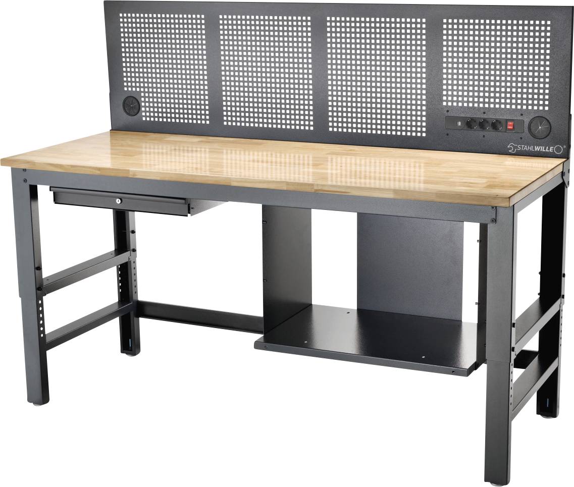 Een werkbanktafel met een houten werkblad, zwart metalen frame, geperforeerd achterbord, stopcontacten en een kleine lade aan de linkerkant.