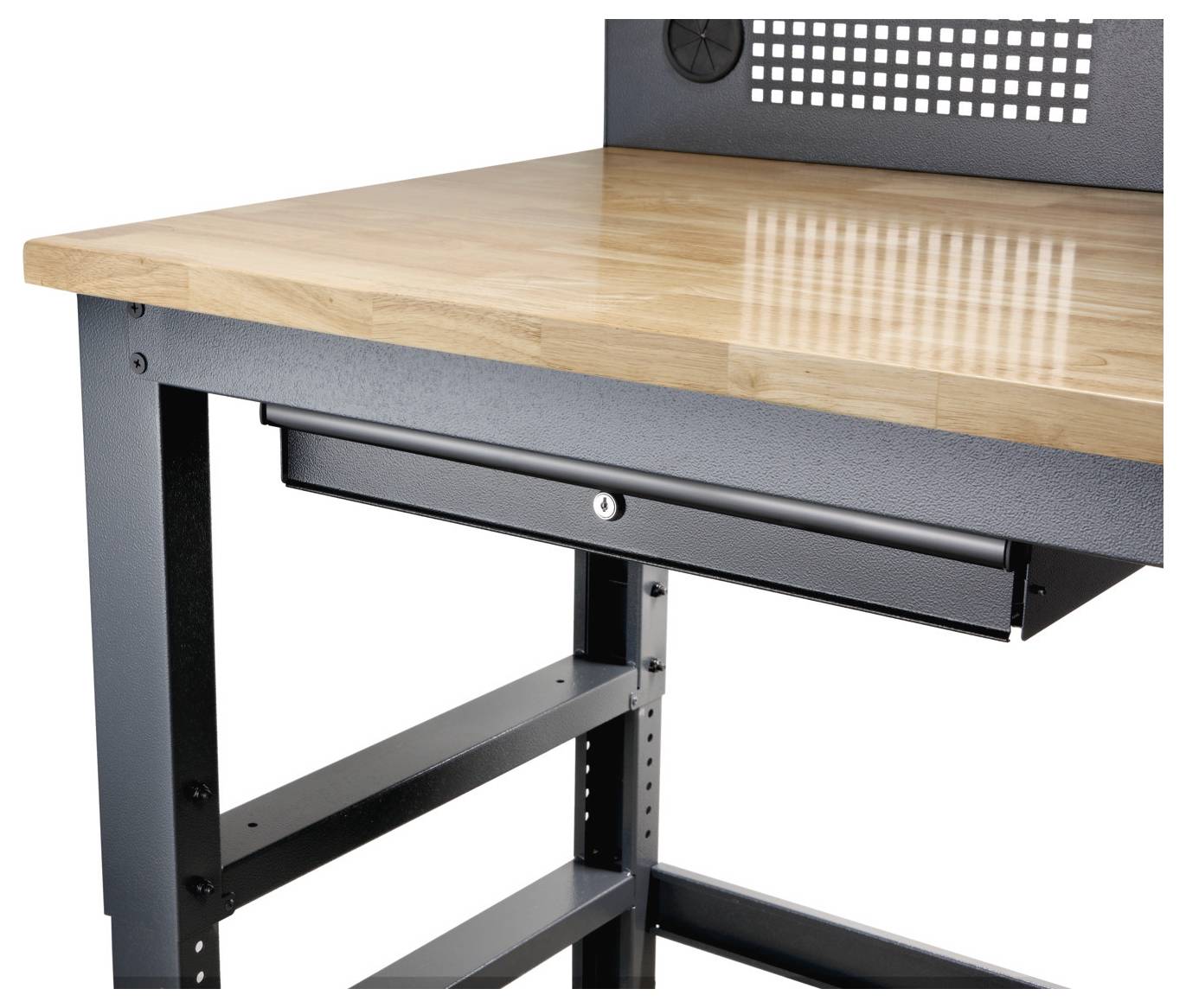 Houten werkbank met een zwart metalen frame, voorzien van een afsluitbare lade en een geperforeerd metalen achterpaneel. Ideaal voor gebruik in de garage.