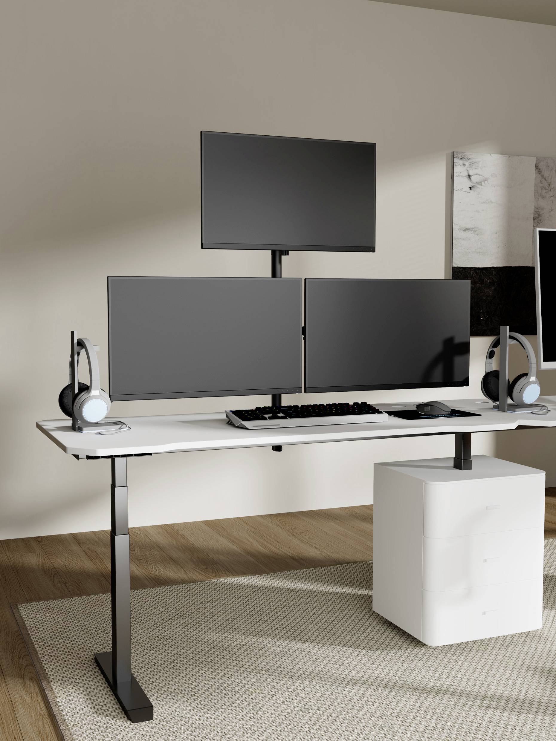 Een moderne werkplek met drie monitoren, een toetsenbord en koptelefoon op een strak, in hoogte verstelbaar bureau in een minimalistisch kantoorruimte.