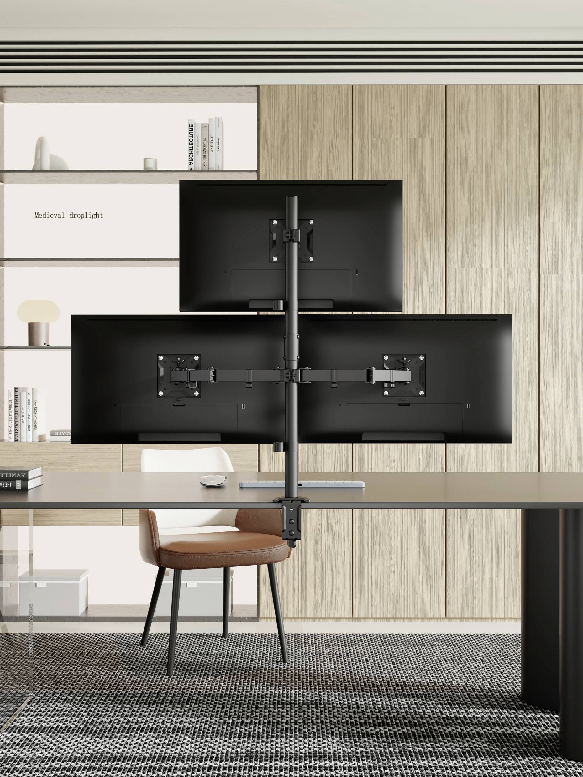 Een moderne kantooropstelling met twee gestapelde monitors op een standaard achter een bureau. Een bruine stoel staat bij het bureau, met planken en decoratie op de achtergrond.