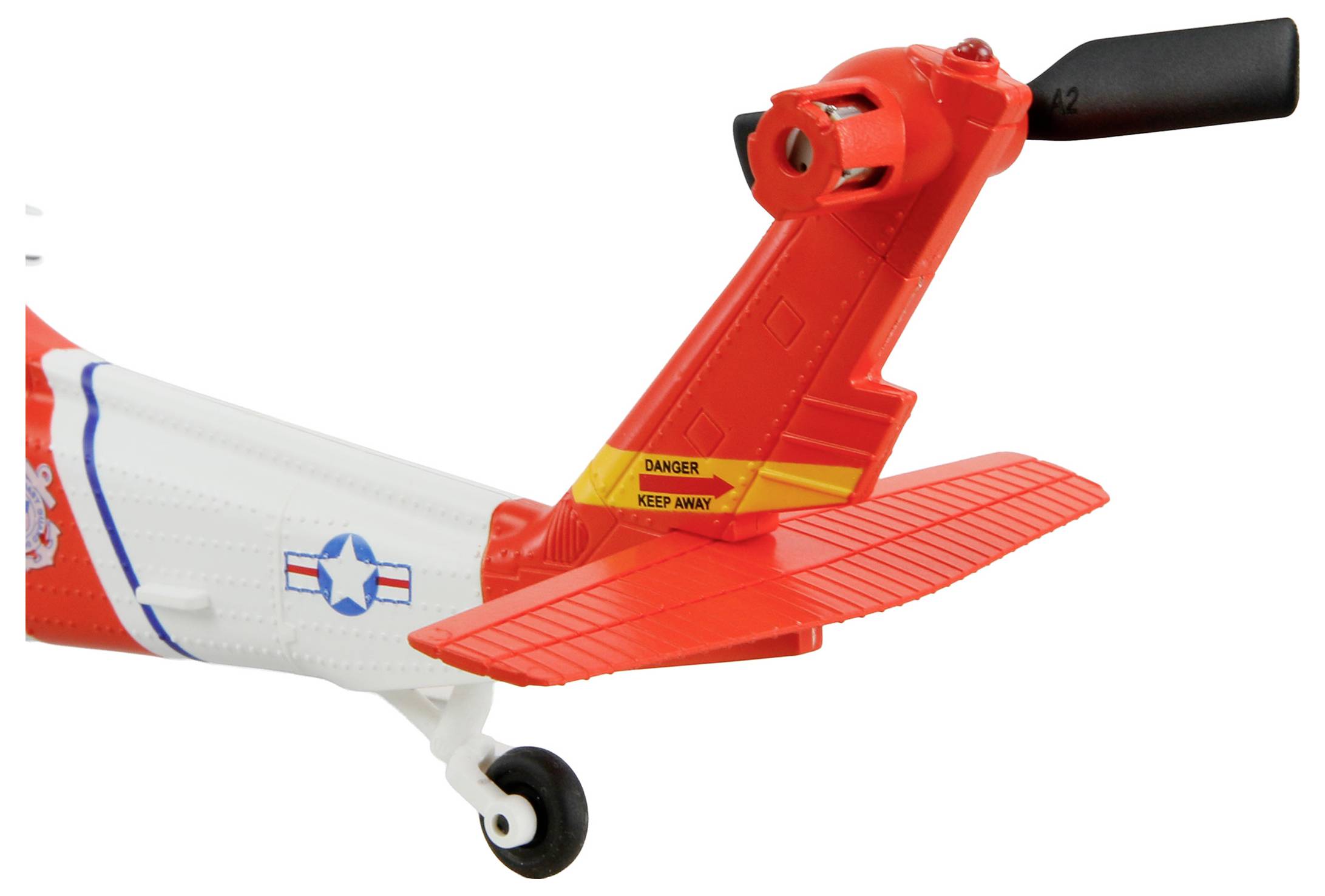 Helikopter staartdeel van een model. Helder rood met een kleine propeller en een 'Gevaar Blijf Weg' waarschuwing. Voorzien van een USAF-sternembleem.