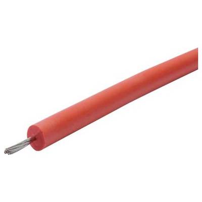 Een rode geïsoleerde elektrische draad met blootgestelde zilveren strengen aan één uiteinde, geïsoleerd op een witte achtergrond.
