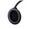 Een zwart oorkussen voor koptelefoon met een ronde vorm en gladde oppervlakte, bevestigd aan een verstelbare hoofdband.