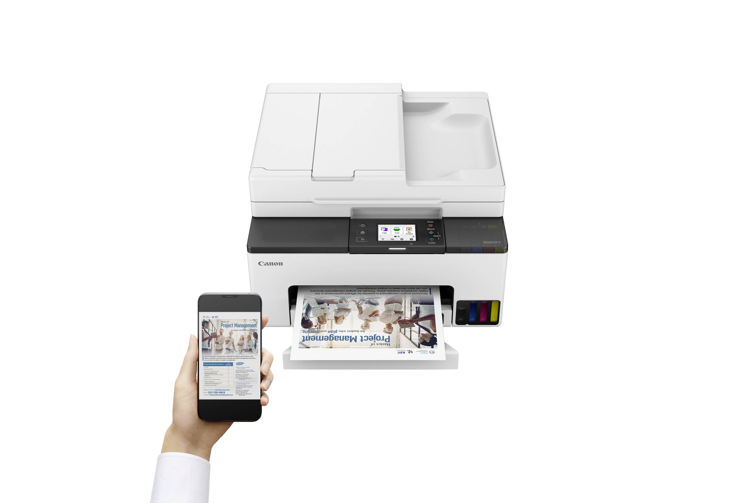 Een persoon houdt een smartphone vast waarop een document wordt weergegeven terwijl een Canon-printer een fysiek exemplaar van hetzelfde document afdrukt, waarbij draadloos afdrukken wordt gedemonstreerd.