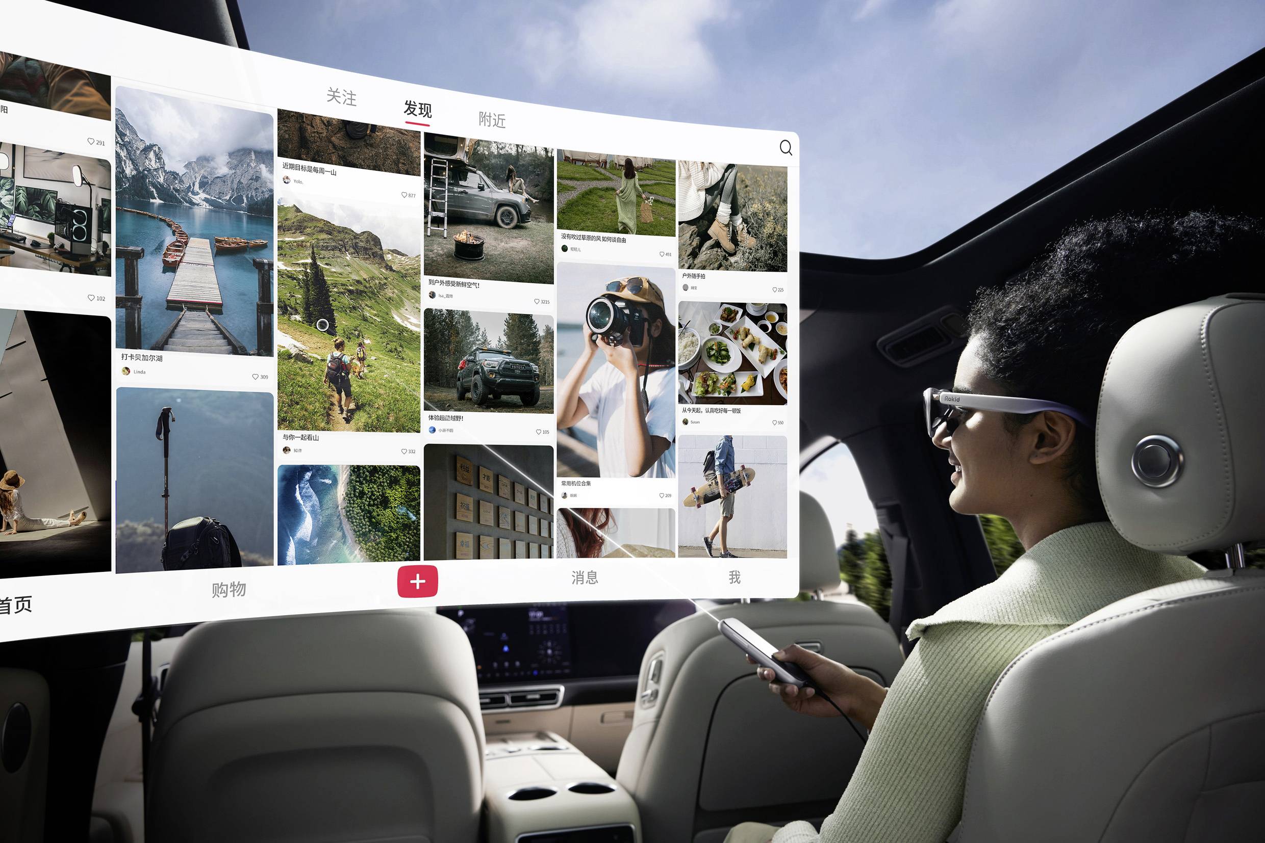 Een vrouw in een auto bekijkt een digitaal scherm met reisfoto's en -video's. Ze houdt een smartphone vast, wat wijst op interactie.