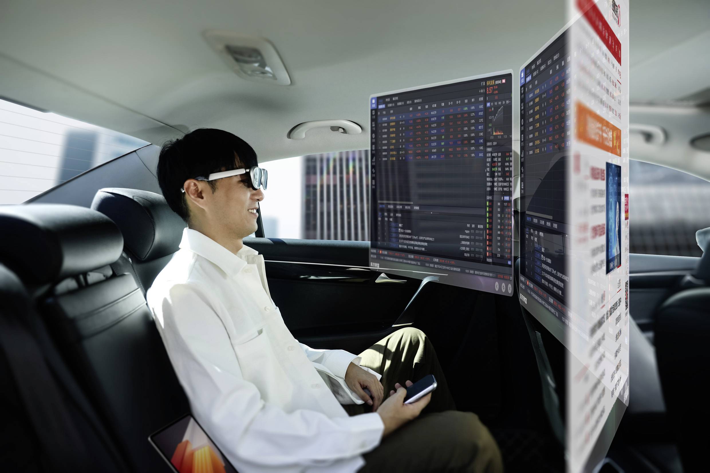 Een persoon in een auto draagt AR-bril, bekijkt virtuele schermen met financiële gegevens en grafieken. De passagier houdt een smartphone vast.