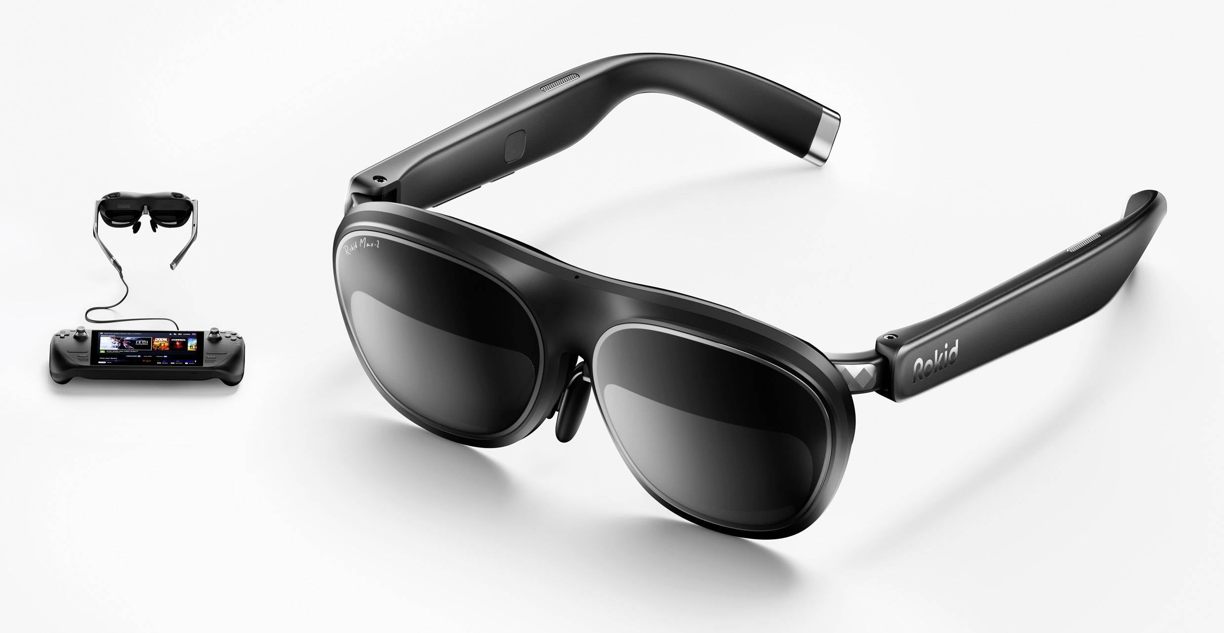 Zwarte slimme bril met verstelbare lenzen, gekoppeld aan een draagbare gamingapparaat met een verbindende kabel, ter demonstratie van integratie van draagbare technologie.